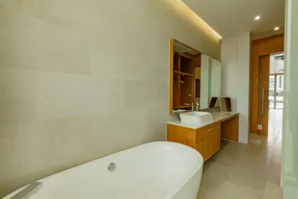 Villa Moderna de 3 Habitaciones con Piscina en The Trinity Village, Thalang