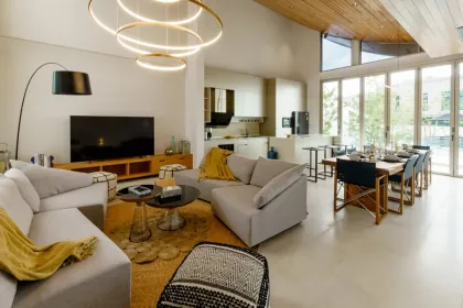 Villa Moderna de 3 Habitaciones con Piscina en The Trinity Village, Thalang