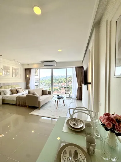 Schickes Apartment nahe Karon Strand mit Bergblick