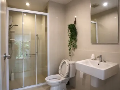 อพาร์ตเมนต์ 1 ห้องนอนทันสมัยที่ The Base Uptown วชิรภูเก็ต