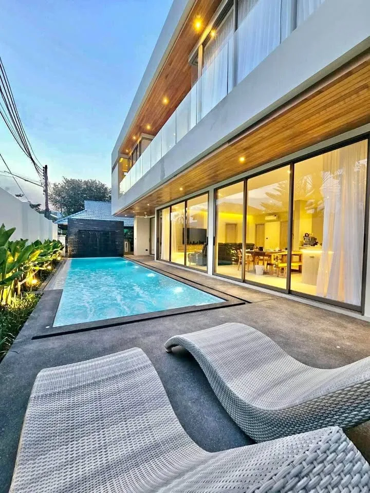 Moderne Minimalistische 6-Schlafzimmer-Poolvilla im Land&House Park, Phuket Town