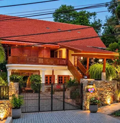 Casa de Madera Tropical con Vistas al Mar y Montaña en Kamala