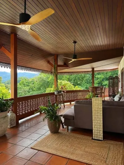 Casa de Madera Tropical con Vistas al Mar y Montaña en Kamala