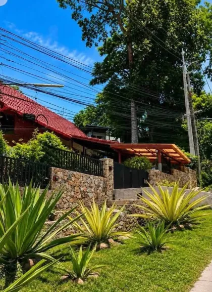 Casa de Madera Tropical con Vistas al Mar y Montaña en Kamala