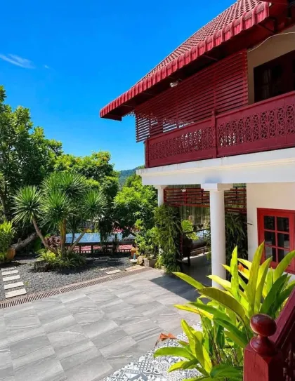 Casa de Madera Tropical con Vistas al Mar y Montaña en Kamala