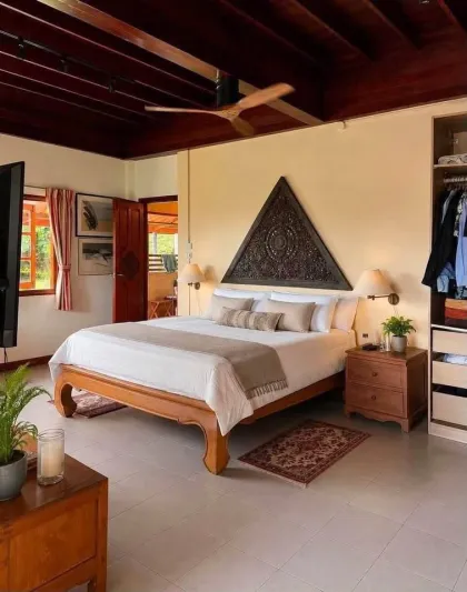 Casa de Madera Tropical con Vistas al Mar y Montaña en Kamala