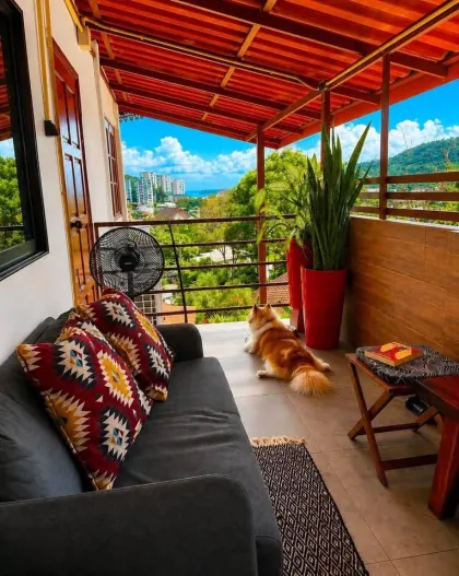 Casa de Madera Tropical con Vistas al Mar y Montaña en Kamala