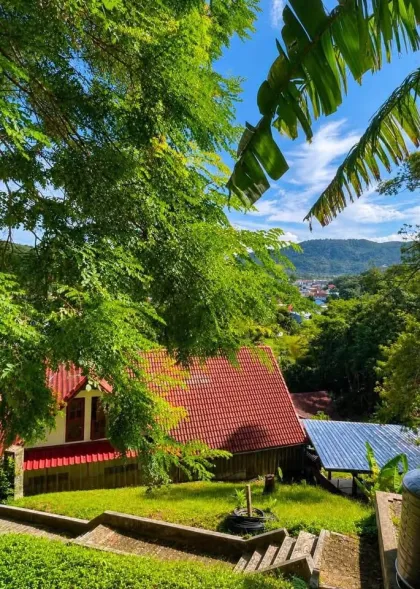 Casa de Madera Tropical con Vistas al Mar y Montaña en Kamala