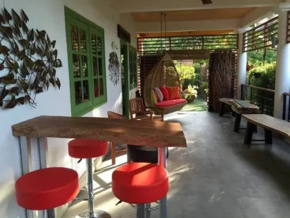 Casa de Madera Tropical con Vistas al Mar y Montaña en Kamala