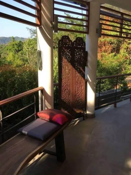 Casa de Madera Tropical con Vistas al Mar y Montaña en Kamala