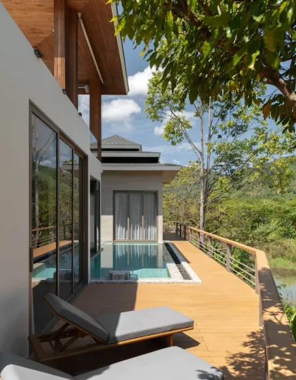 Villa de 5 Dormitorios con Piscina junto al Lago en Ban Manick, Rawai