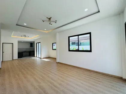 漂亮的Thanapa Park View角落三居别墅