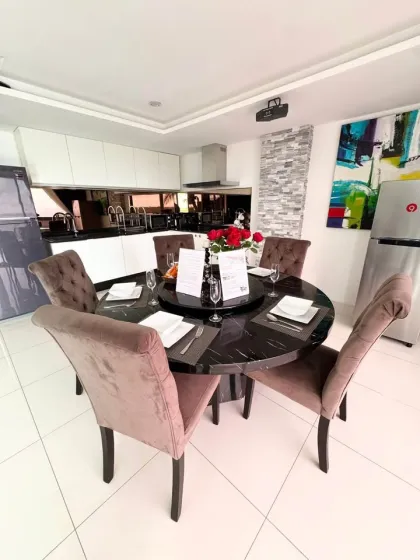 153 qm Penthouse mit Meerblick und Hotel-Lizenz in Kata