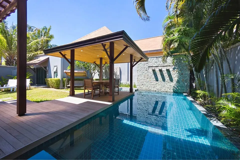 Villa con piscina de 3 dormitorios en venta en la comunidad cerrada Onyx cerca de Nai Harn
