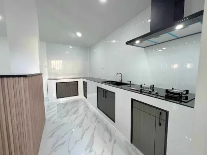 Casa adosada de 3 dormitorios en venta en Wichit, Phuket