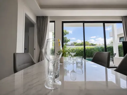 Villa neuve 2 chambres avec piscine privée à Si Sunthon, Cherng Talay