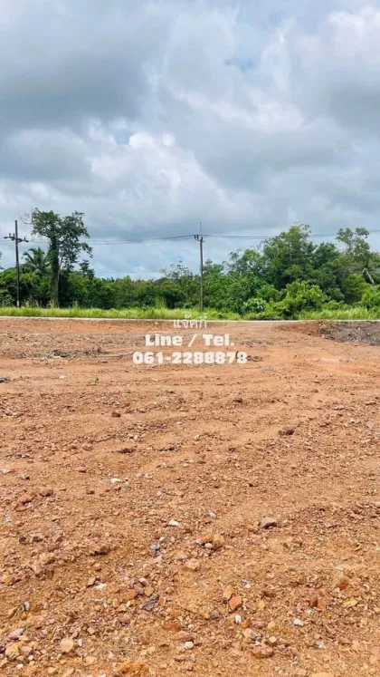 Terrain vacant de 1 rai avec ruisseau et accès route principale à Ban Loi Yung