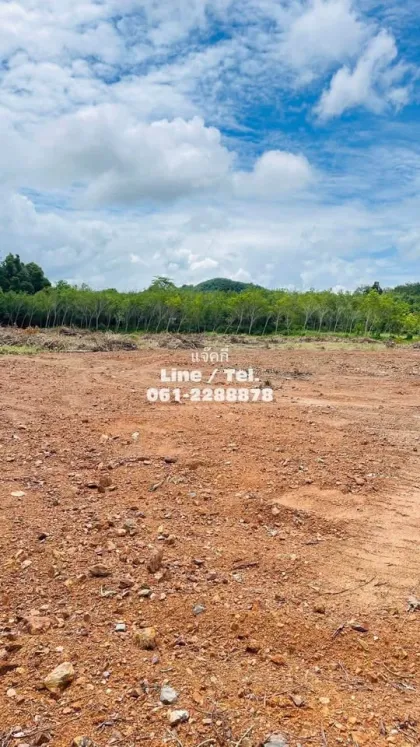 Terrain vacant de 1 rai avec ruisseau et accès route principale à Ban Loi Yung