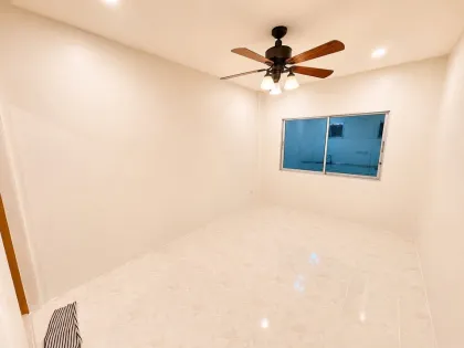 Casa adosada 2 habitaciones 3 baños cerca de 5-way Chalong