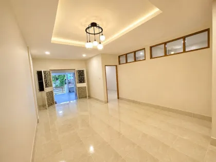 Casa adosada 2 habitaciones 3 baños cerca de 5-way Chalong
