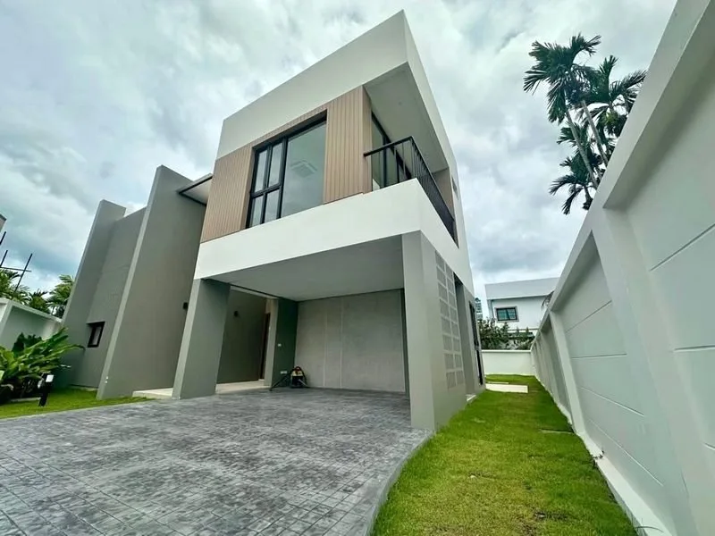 99 Phuket Andaman Tropical Home 4卧室带泳池别墅，查龙