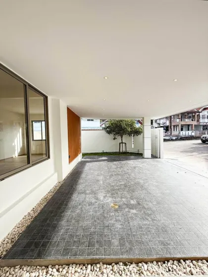 Renoviertes Eckhaus mit 3 Schlafzimmern und 3 Bädern in Phuket Town zu verkaufen