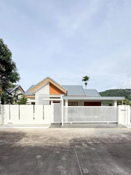 Renoviertes Eckhaus mit 3 Schlafzimmern und 3 Bädern in Phuket Town zu verkaufen