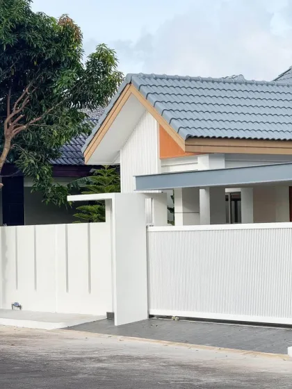 Renoviertes Eckhaus mit 3 Schlafzimmern und 3 Bädern in Phuket Town zu verkaufen