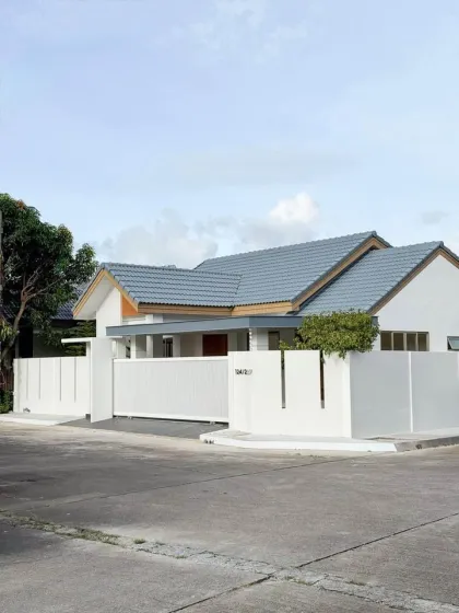 Renoviertes Eckhaus mit 3 Schlafzimmern und 3 Bädern in Phuket Town zu verkaufen