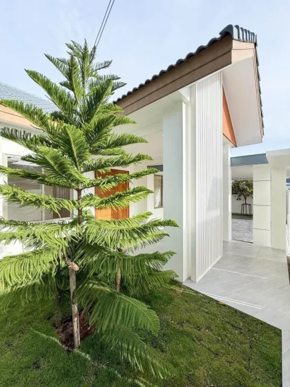 Renoviertes Eckhaus mit 3 Schlafzimmern und 3 Bädern in Phuket Town zu verkaufen