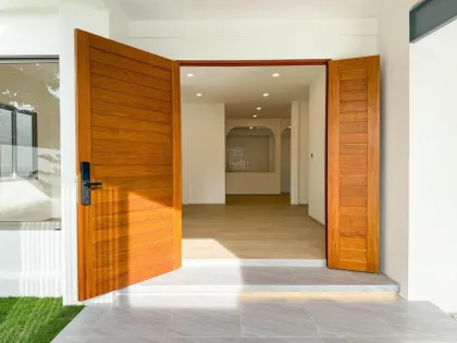 Renoviertes Eckhaus mit 3 Schlafzimmern und 3 Bädern in Phuket Town zu verkaufen