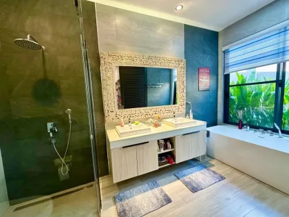 Villa Ejecutiva con Piscina de 4 Habitaciones en Rawai, Phuket