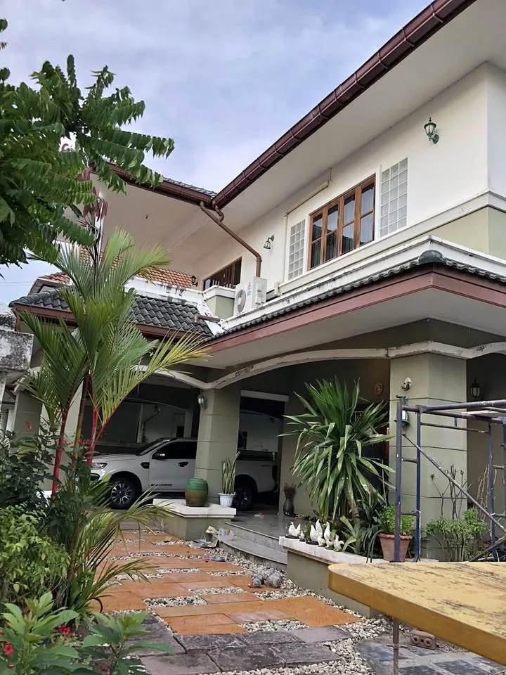 Villa 2 étages 5 chambres à vendre sur la route Bypass, Phuket