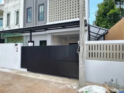 Maison d'angle 4 chambres 3 salles de bain à Songkhun Village, Chalong