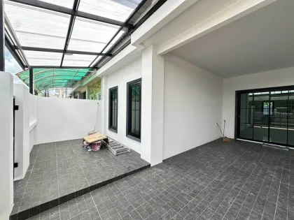 Maison d'angle 4 chambres 3 salles de bain à Songkhun Village, Chalong