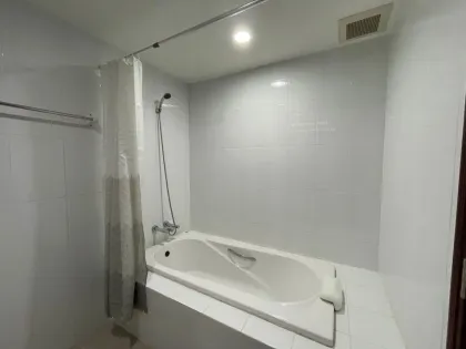 普吉皇家广场宽敞两居室公寓出售