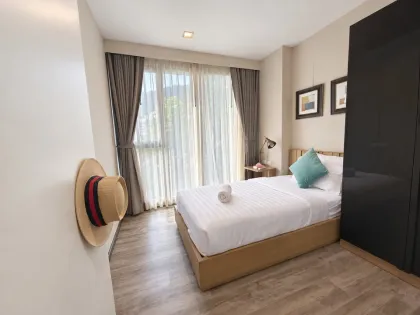 Condominio Esquinero de 2 Habitaciones en The Deck Patong con Gran Potencial de Inversión