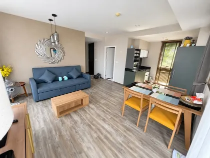 Condominio Esquinero de 2 Habitaciones en The Deck Patong con Gran Potencial de Inversión