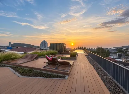 Condominio Esquinero de 2 Habitaciones en The Deck Patong con Gran Potencial de Inversión