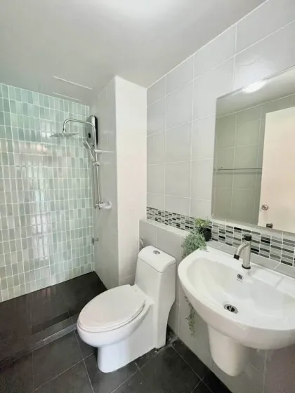 1-Zimmer-Wohnung in D Condo Kathu, renoviert mit Poolblick