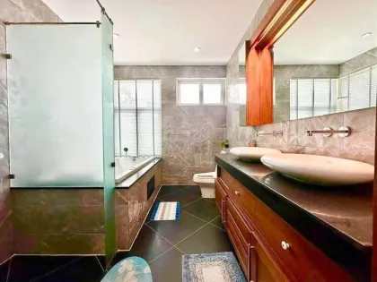 Meerblick-Poolvilla in Pa Khlok mit 5 Schlafzimmern