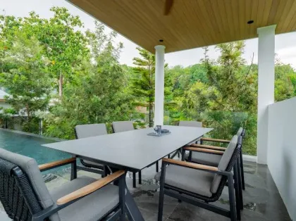 Luxusvilla mit 4 Schlafzimmern und 5 Bädern in Cherng Talay, Phuket