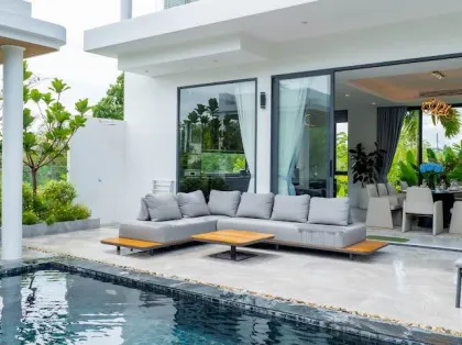 Luxusvilla mit 4 Schlafzimmern und 5 Bädern in Cherng Talay, Phuket