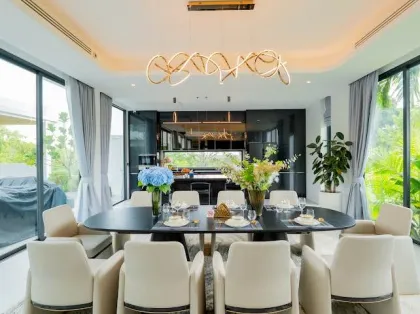 Luxusvilla mit 4 Schlafzimmern und 5 Bädern in Cherng Talay, Phuket