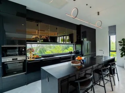 Luxusvilla mit 4 Schlafzimmern und 5 Bädern in Cherng Talay, Phuket