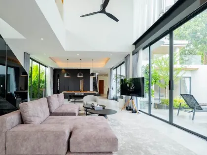 Luxusvilla mit 4 Schlafzimmern und 5 Bädern in Cherng Talay, Phuket