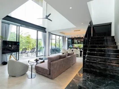 Luxusvilla mit 4 Schlafzimmern und 5 Bädern in Cherng Talay, Phuket