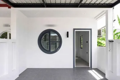Ban Mook Thalang: 2 Schlafzimmer, 2 Bäder, Minimalistisches Reihenhaus