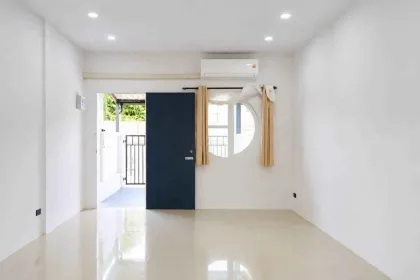 Ban Mook Thalang: 2 Schlafzimmer, 2 Bäder, Minimalistisches Reihenhaus