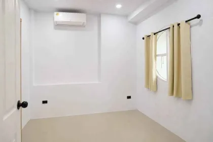 Ban Mook Thalang: 2 Schlafzimmer, 2 Bäder, Minimalistisches Reihenhaus